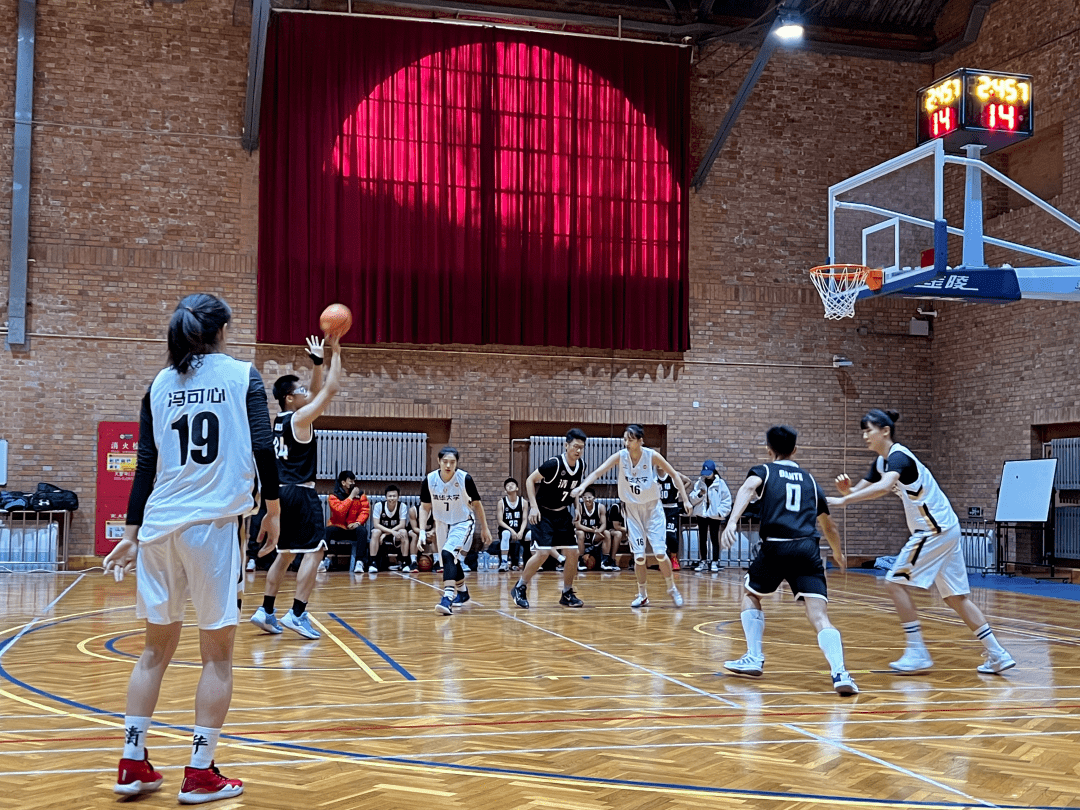 包含丹佛掘金训练开放日，清晨复出首秀引欢呼，意大利杯在即，轮换策略成焦点的词条